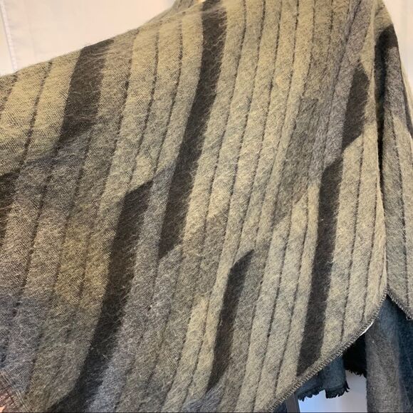 Aritzia Talula gray black Montgomery poncho wrap - Picture 4 of 7